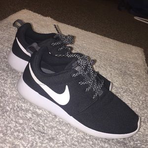 Black and white nike roshe 1
